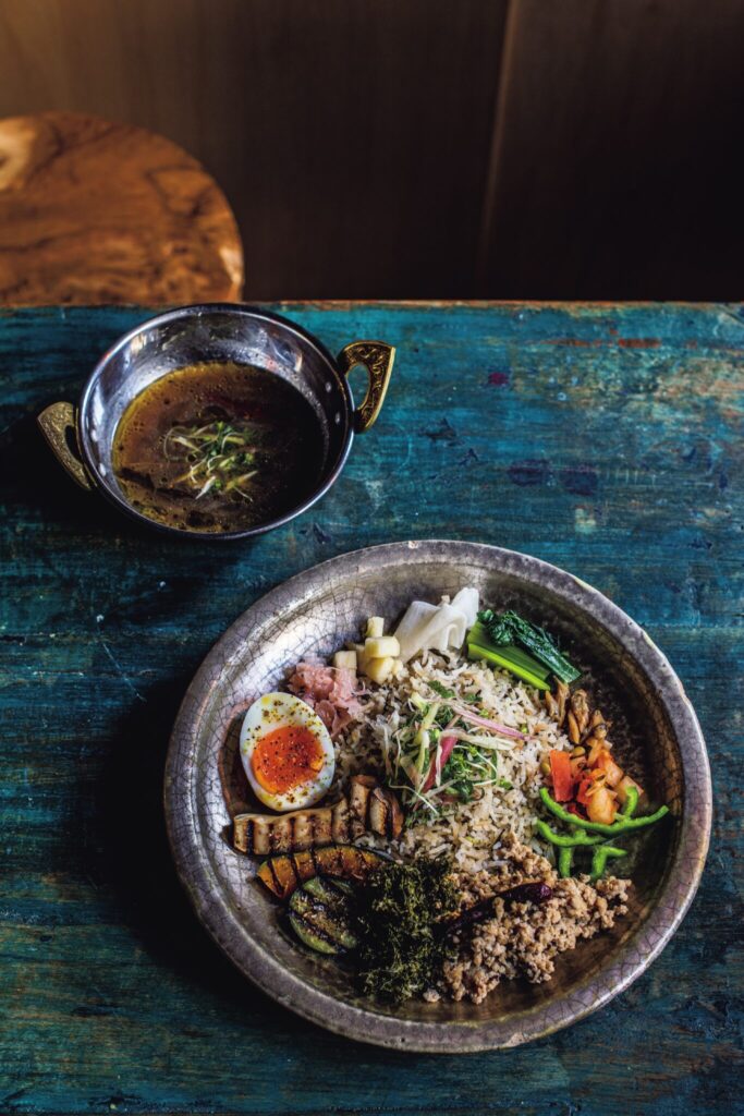 鶏キーマと魚介出汁のカレー¥1,200。野菜もたっぷり添えられている。カレーは飲み物? いや、『スパイスゲート』のカレーはお茶漬け。各国の味を求めて、京の朝ごはん探訪。vol.3 - 鶏キーマと魚介出汁のカレー¥1,200。野菜もたっぷり添えられている。 カレーは飲み物? いや、『スパイスゲート』のカレーはお茶漬け。各国の味を求めて、京の朝ごはん探訪。vol.3