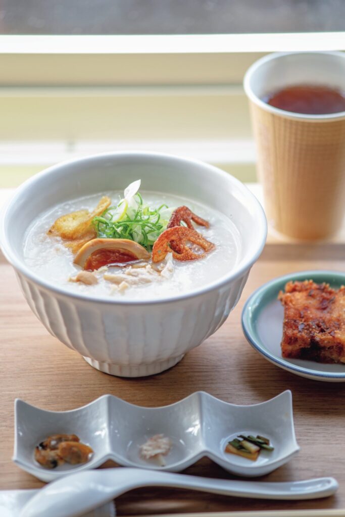 中華とり粥¥900にプチおばんざいから大根もち¥220を。ドリンクセットにするとお得。旅心そそる、『富小路粥店』の中華粥。濃厚だけどするする入る。各国の味を求めて、京の朝ごはん探訪。vol.3 - 中華とり粥¥900にプチおばんざいから大根もち¥220を。ドリンクセットにするとお得。 旅心そそる、『富小路粥店』の中華粥。濃厚だけどするする入る。各国の味を求めて、京の朝ごはん探訪。vol.3