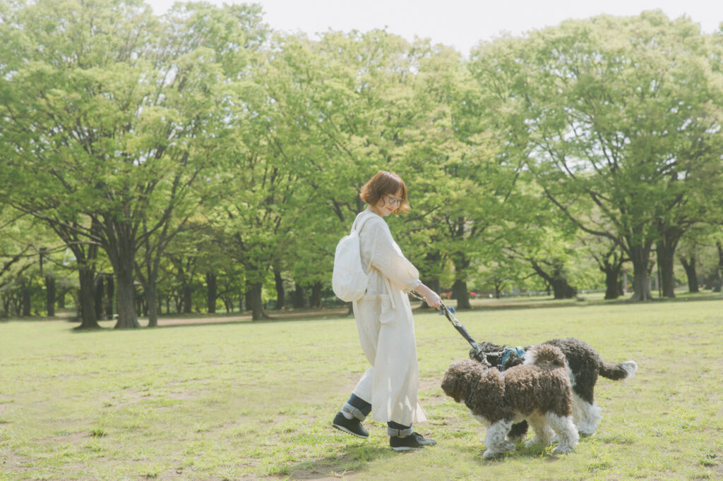 手前がテディ、奥がベア。名前まで愛くるしい二匹の犬と暮らすイラストレーターのそで山かほ子さん。散歩中の彼女が背負っているのは〈グレゴリー〉の新コレクション“スージー”のバックパック。上品なアイボリーホワイトが、そで山さんのリラクシーな装いによく似合う。軽やかで機能的。〈グレゴリー〉の“スージー”と過ごす春のひととき。 - 手前がテディ、奥がベア。名前まで愛くるしい二匹の犬と暮らすイラストレーターのそで山かほ子さん。散歩中の彼女が背負っているのは〈グレゴリー〉の新コレクション“スージー”のバックパック。上品なアイボリーホワイトが、そで山さんのリラクシーな装いによく似合う。 軽やかで機能的。〈グレゴリー〉の“スージー”と過ごす春のひととき。