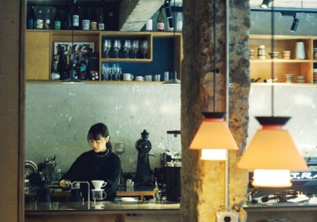『SAND COFFEE』／花蓮の焙煎所から仕入れている豆をハンドドリップで。「豆に対する湯量の割合を少し高めにして、淹れています。そうすると味の層が深くなり、後味が長く残るんです」と、店主の顔浩軒さん。台北で、おいしい一杯の珈琲を。淹れ方にこだわる名店の味と出合う。
