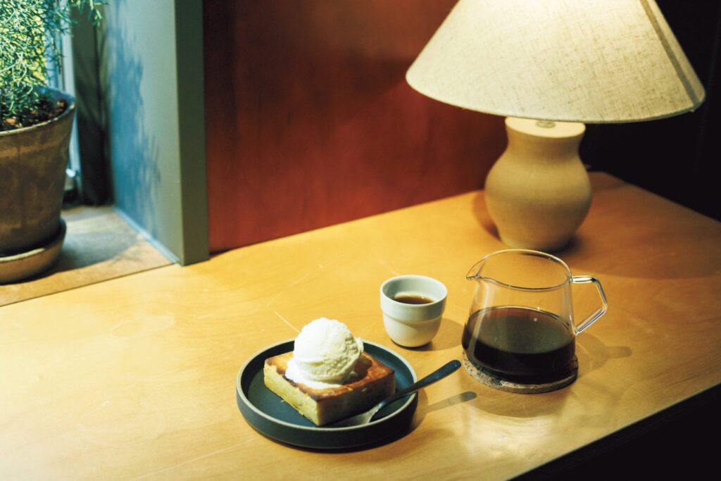 ハンドドリップコーヒー200元。この日の豆はケニア・マチャコス産。果実味のある酸味が特徴。台湾産のさつまいも「台農57号」 を使った自家製のスイートポテトブラウニーにアイスをのせて。220 元。台北で、おいしい一杯の珈琲を。淹れ方にこだわる名店の味と出合う。