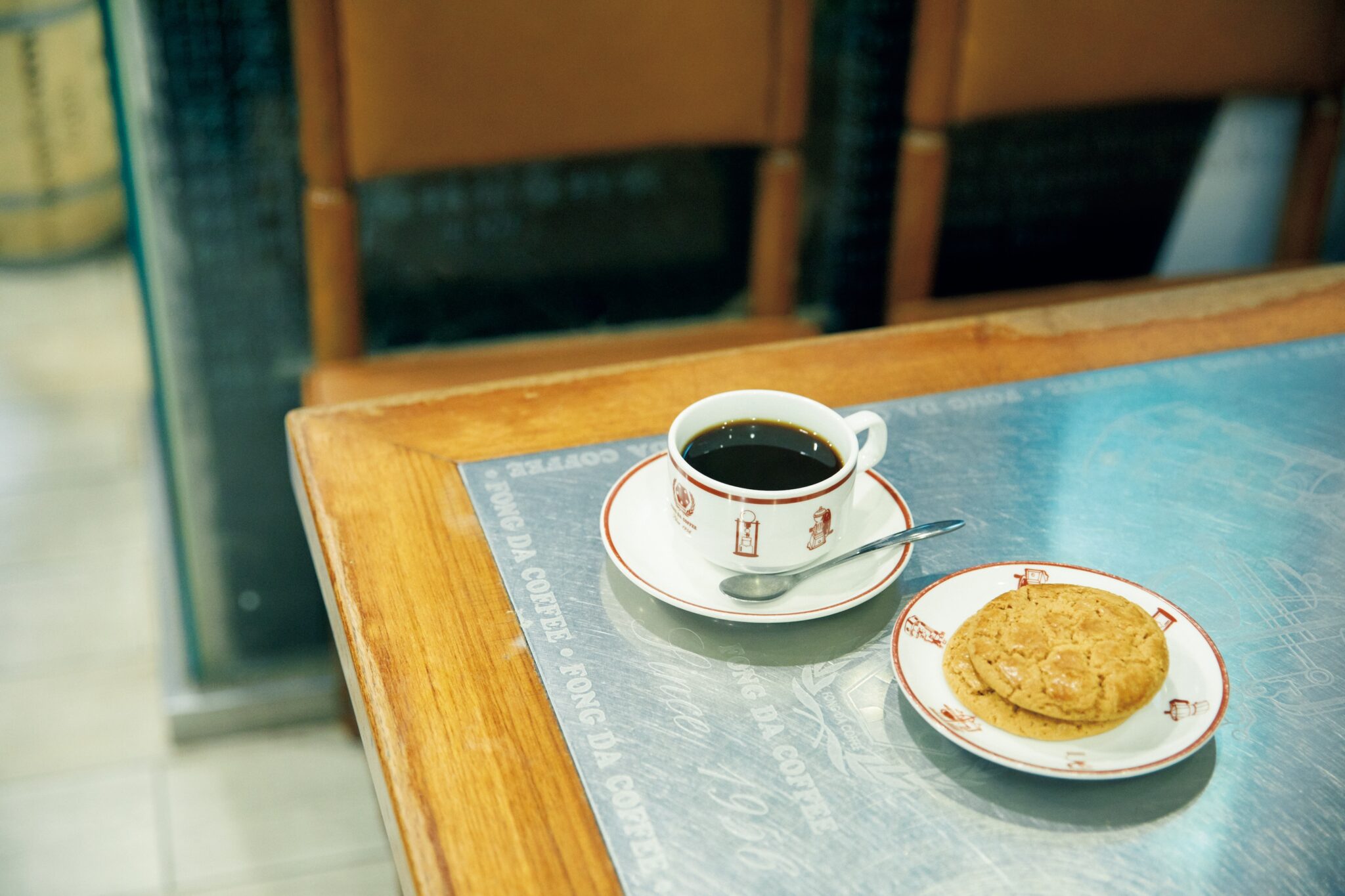 蜂大ブレンドコーヒー100元。お茶のようなすっきりとした後味は、6種の豆に阿里山の豆を少量入れているからだという。合桃酥1枚25元。素朴な甘さの香港式クッキー。台北で、おいしい一杯の珈琲を。淹れ方にこだわる名店の味と出合う。