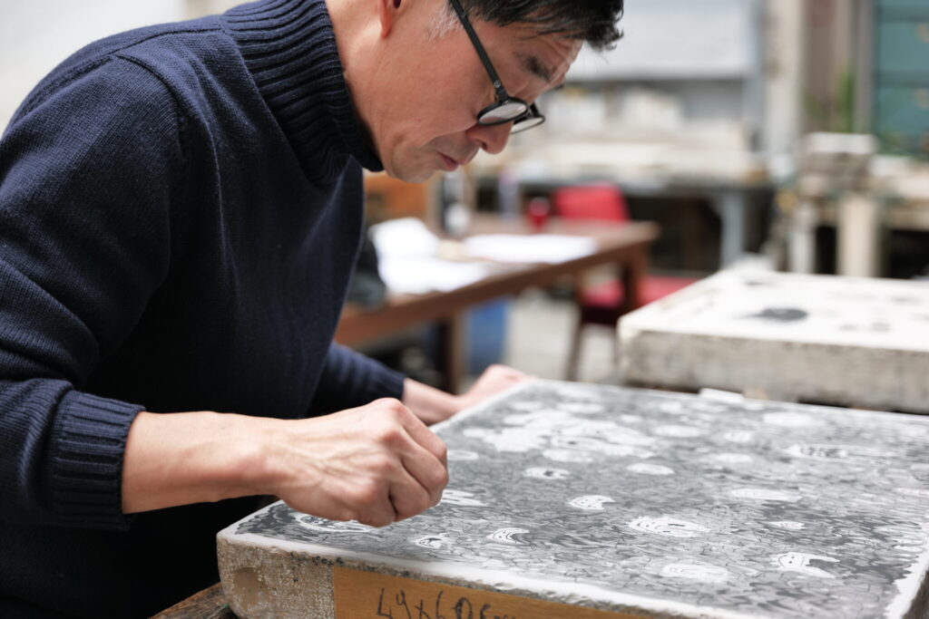 リトグラフを制作する皆川。 photo : Yayoi Arimoto〈ミナ ペルホネン〉が、ブランド設立30周年を記念した展覧会「羽花 minä perhonen 30th anniversary exhibition + akira minagawa art works」を東京・代官山の『ヒルサイドテラス』にて開催。 - リトグラフを制作する皆川。 photo : Yayoi Arimoto 〈ミナ ペルホネン〉が、ブランド設立30周年を記念した展覧会「羽花 minä perhonen 30th anniversary exhibition + akira minagawa art works」を東京・代官山の『ヒルサイドテラス』にて開催。