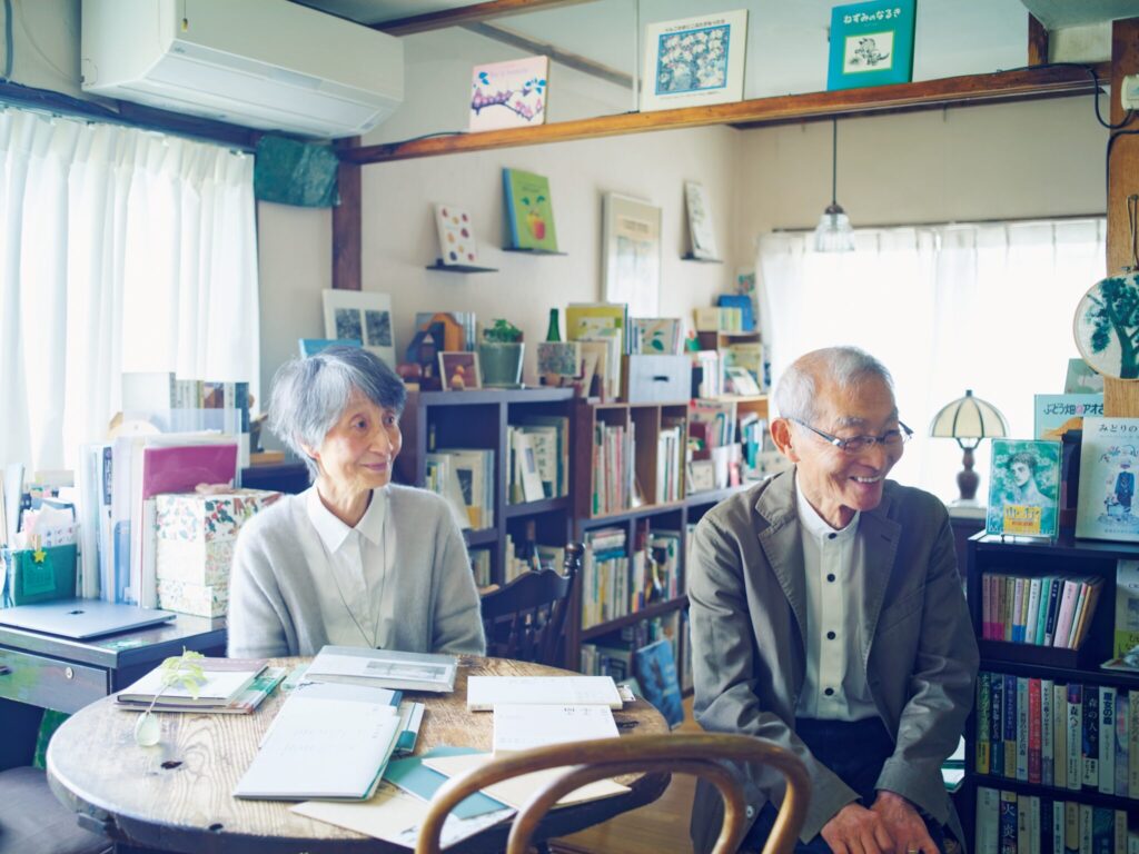 自宅で私設図書館を始めたことで、「人の話を聞いたり喋ったりするのが好きになった」と
二人。その心持ちの変化は、近隣住民を紹介するフリーペーパーづくりにも繋がっている。自宅で私設図書館を始めたことで、「人の話を聞いたり喋ったりするのが好きになった」と 二人。その心持ちの変化は、近隣住民を紹介するフリーペーパーづくりにも繋がっている。自宅で私設図書館「木林文庫」を営む須山実さん・須山佐喜世さん夫妻。その暮らしの場で、人と出会い、働く。後編 - 自宅で私設図書館を始めたことで、「人の話を聞いたり喋ったりするのが好きになった」と
二人。その心持ちの変化は、近隣住民を紹介するフリーペーパーづくりにも繋がっている。 自宅で私設図書館を始めたことで、「人の話を聞いたり喋ったりするのが好きになった」と 二人。その心持ちの変化は、近隣住民を紹介するフリーペーパーづくりにも繋がっている。自宅で私設図書館「木林文庫」を営む須山実さん・須山佐喜世さん夫妻。その暮らしの場で、人と出会い、働く。後編