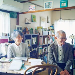 自宅で私設図書館を始めたことで、「人の話を聞いたり喋ったりするのが好きになった」と 二人。その心持ちの変化は、近隣住民を紹介するフリーペーパーづくりにも繋がっている。自宅で私設図書館「木林文庫」を営む須山実さん・須山佐喜世さん夫妻。その暮らしの場で、人と出会い、働く。後編