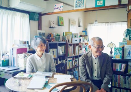 自宅で私設図書館を始めたことで、「人の話を聞いたり喋ったりするのが好きになった」と 二人。その心持ちの変化は、近隣住民を紹介するフリーペーパーづくりにも繋がっている。自宅で私設図書館「木林文庫」を営む須山実さん・須山佐喜世さん夫妻。その暮らしの場で、人と出会い、働く。後編