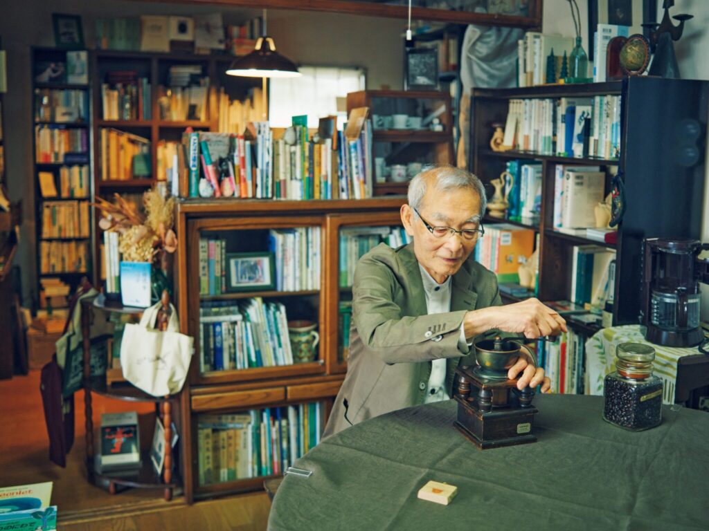 コーヒーミルは、知人から結婚祝いとして贈られたもの。愛用すること50年。「コーヒーを淹れるのは僕の担当。あとは掃除、水やり、皿洗い」。家事も仕事も二人三脚。自宅で私設図書館「木林文庫」を営む須山実さん・須山佐喜世さん夫妻。その暮らしの場で、人と出会い、働く。前編