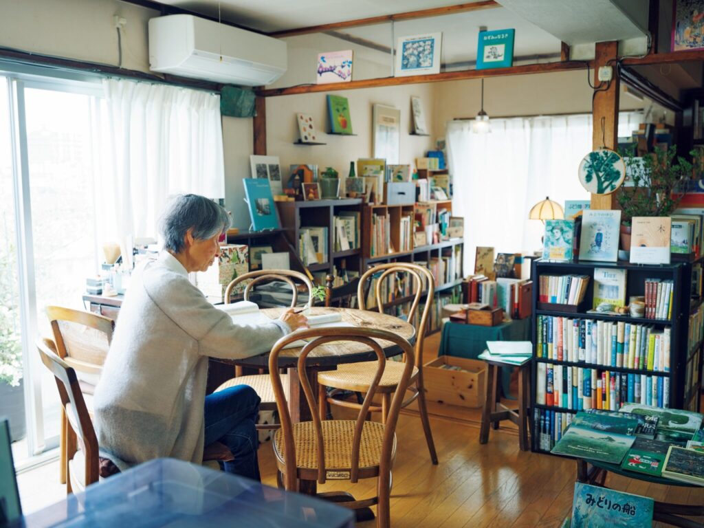 大学でロシア語を学び、今も翻訳を手がける佐喜世さん。ロシア語に惹かれたのは、10代の頃、病気療養中に寝ながら聴いたラジオからの「言葉の響きの心地よさ」だという。自宅で私設図書館「木林文庫」を営む須山実さん・須山佐喜世さん夫妻。その暮らしの場で、人と出会い、働く。前編