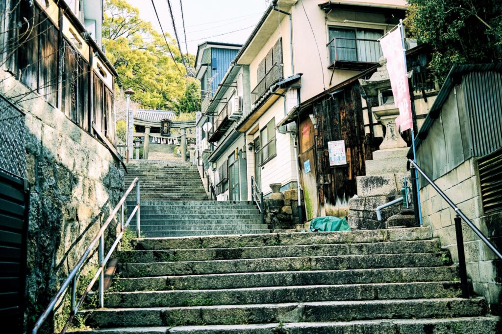 東京から尾道へ、移住して働く。『うつわとくらしの道具カルフ』店主・樋熊敏亨さんの仕事と暮らし。