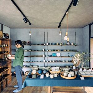 店内。棚やテーブル上は各地から選りすぐった日本の作家もの。現在は10人ほどの作家を扱っているが、新たにオーダーしているものもあり、今後、さらに増える予定。東京から尾道へ、移住して働く。『うつわとくらしの道具カルフ』店主・樋熊敏亨さんの仕事と暮らし。