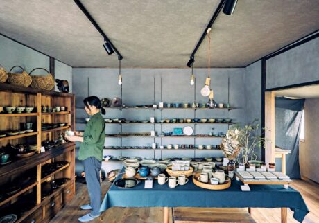 店内。棚やテーブル上は各地から選りすぐった日本の作家もの。現在は10人ほどの作家を扱っているが、新たにオーダーしているものもあり、今後、さらに増える予定。東京から尾道へ、移住して働く。『うつわとくらしの道具カルフ』店主・樋熊敏亨さんの仕事と暮らし。