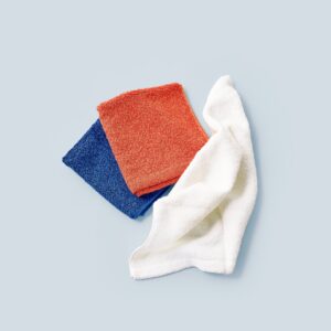 〈ヒポポタマス〉のウォッシュタオル／オーガニック綿と竹繊維を交織したタオル。「吸水性が高く、余計な力を入れずにしっかり拭けて、洗濯してもゴワゴワしない。カラフルな色展開で元気が出ます」。チーフタオルからバスタオルまでサイズも豊富。［34×35㎝］各￥2,200 (ヒポポタマス ☎03−3817−0855) ビューティライター・AYANAさんが教えてくれた、自分をいたわる、 肌に優しい日用品。新生活のための、ショッピングマニュアル。