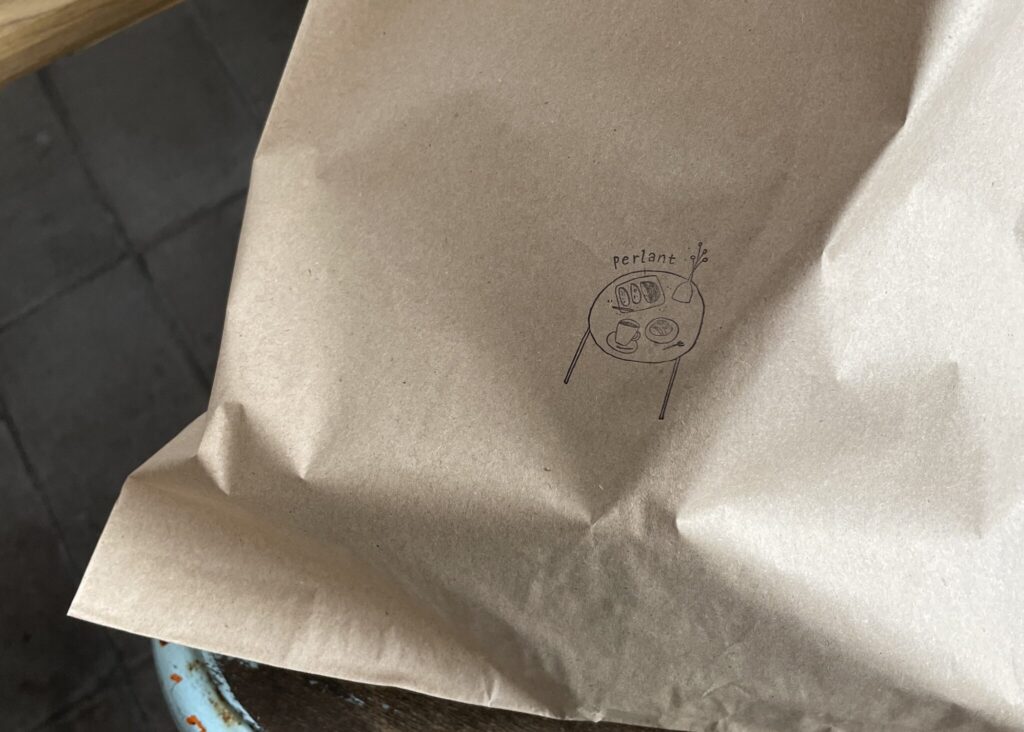 パンを買うと入れてくれる紙袋には、お店のロゴスタンプ。個人的に、これもまたとても好みです。 川村明子 サンドイッチ