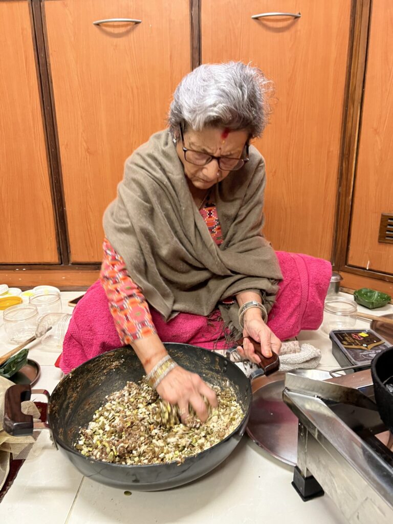 母のぬくもりを感じる、ネパールの家庭菓子「マサララドゥ」。世界のお菓子と、そのレシピ vol.2。写真と文:鶴⾒昂 (パティシエ) #1 母のぬくもりを感じる、ネパールの家庭菓子「マサララドゥ」。世界のお菓子と、そのレシピ vol.2。写真と文:鶴⾒昂 (パティシエ) #1