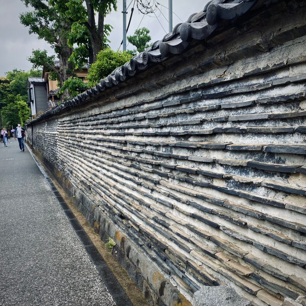有形文化財に指定されている観音寺の古い「築地塀」。一人暮らしの始まりは、谷中で。昔ながらの空気が残る街。写真と文：ササキアイ (文筆家) #1