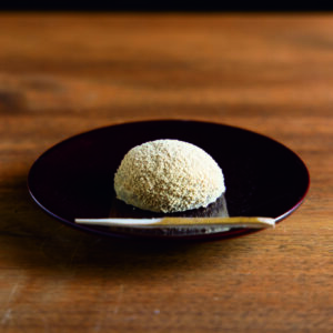 店の風情も味わえるあんこ菓子を。小豆からあんこを炊く、名手の和菓子を求めて。vol.1