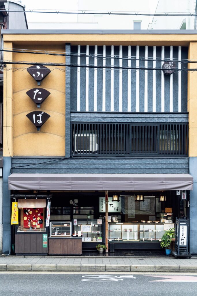 店の風情も味わえるあんこ菓子を。小豆からあんこを炊く、名手の和菓子を求めて。vol.1