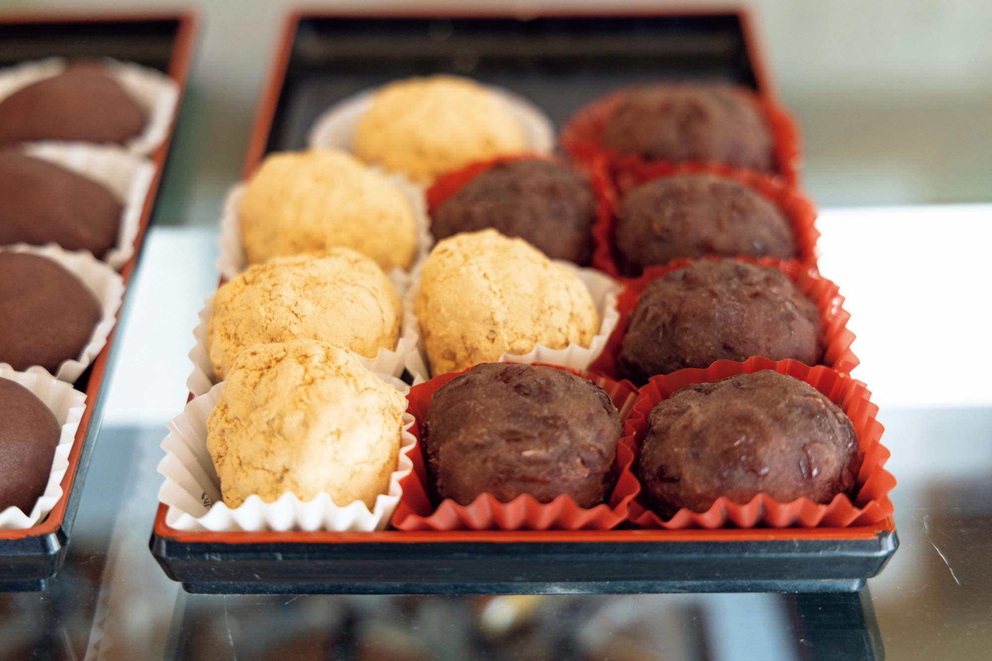 店の風情も味わえるあんこ菓子を。小豆からあんこを炊く、名手の和菓子を求めて。vol.1