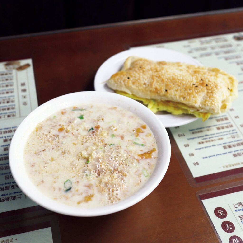 鹹豆漿(45元)と、燒餅にネギ入り卵焼きを挟んだもの(50元)。taipei5 - 鹹豆漿(45元)と、燒餅にネギ入り卵焼きを挟んだもの(50元)。 taipei5