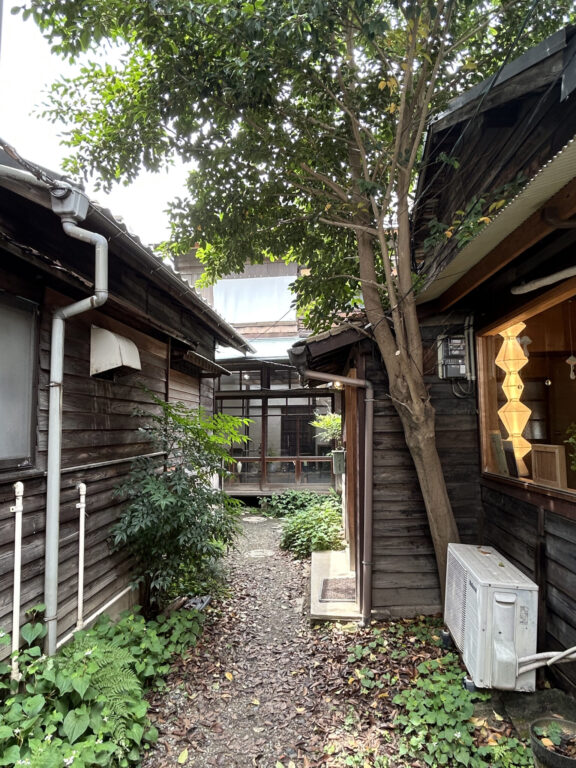 福岡のオアシス「平尾村」。私の好きな福岡:3 写真と文:Yuki Matsuo (「All-You-Can-Eat Press」主宰) #3 『フロータン』 福岡のオアシス「平尾村」。私の好きな福岡:3 写真と文:Yuki Matsuo (「All-You-Can-Eat Press」主宰) #3 『フロータン』