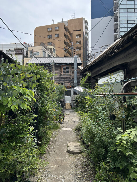 福岡のオアシス「平尾村」。私の好きな福岡:3 写真と文:Yuki Matsuo (「All-You-Can-Eat Press」主宰) #3 ギャラリー『二本木』 福岡のオアシス「平尾村」。私の好きな福岡:3 写真と文:Yuki Matsuo (「All-You-Can-Eat Press」主宰) #3 ギャラリー『二本木』