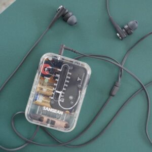 ただ「ラジオを聴く」ためだけの、〈KOPEK〉のポケットラジオ。写真と文：ひらいめぐみ (作家、ライター) #3『転職ばっかりうまくなる』 (百万年書房) 、『ひらめちゃん』 (百万年書房) 。