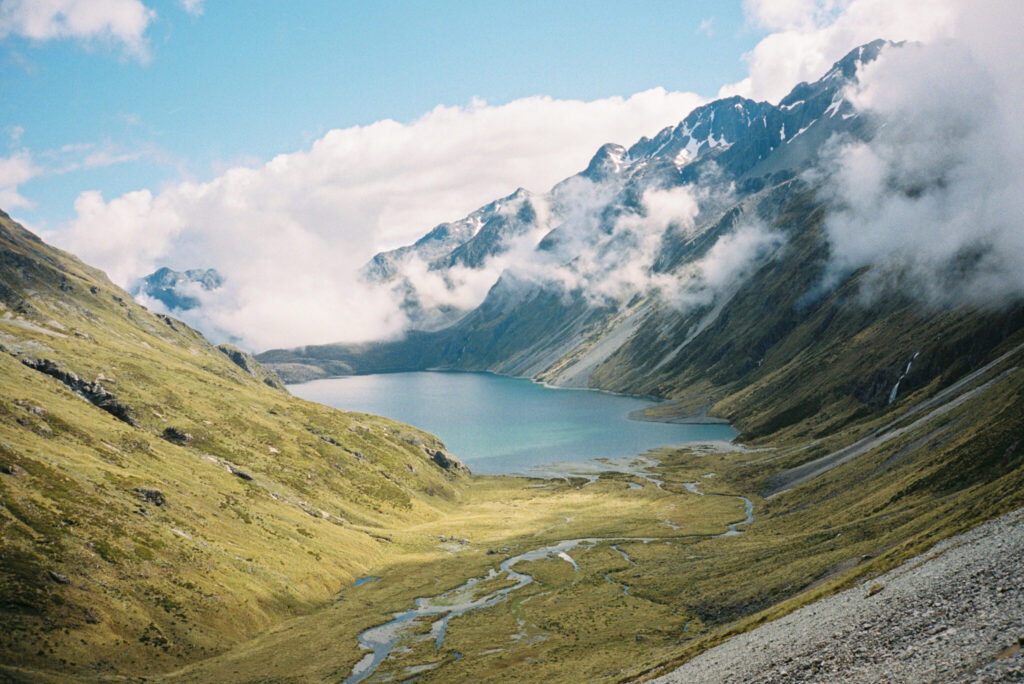 写真家・根本絵梨子さんによる写真展「Tramping Te Araroa and more!」が『e2 gallery』にて開催。