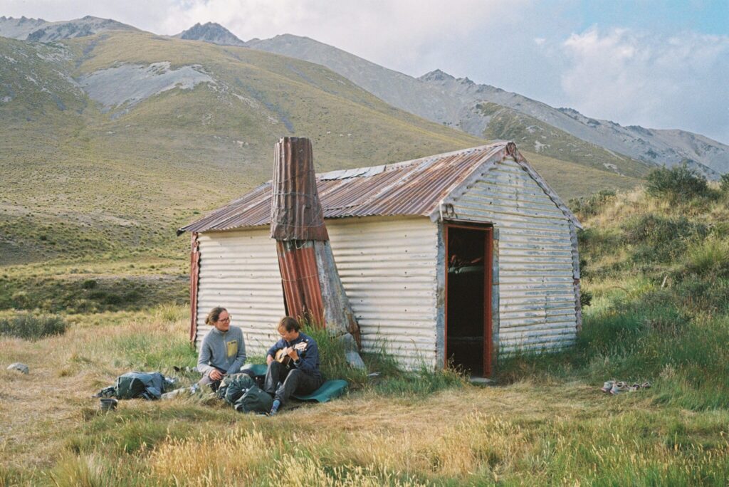 写真家・根本絵梨子さんによる写真展「Tramping Te Araroa and more!」が『e2 gallery』にて開催。