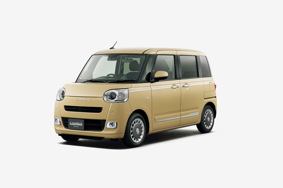 〈ダイハツ〉の新モデル「キャンバス セオリー」。コンパクトで丸みのある艶やかなボディに、上品さと落ち着きを兼ね備えたシックなスタイルが魅力。確かな意思を持ってもの選びをする、幅広い世代の男女に向けた一台。 ダイハツの新モデル「キャンバス セオリー」。コンパクトで丸みのある艶やかなボディに、上品さと落ち着きを兼ね備えたシックなスタイルが魅力。確かな意思を持ってもの選びをする、幅広い世代の男女に向けた一台。