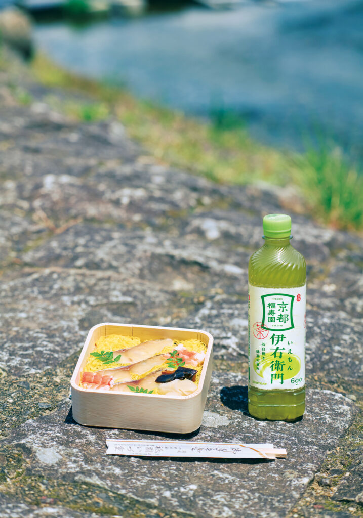 老舗『いづ重』の京ちらし (￥1,716) を河原で。甘く炊いた鱧皮と椎茸を混ぜた酢飯に、〆た小鯛や錦糸卵がのる京寿司のひとつ。