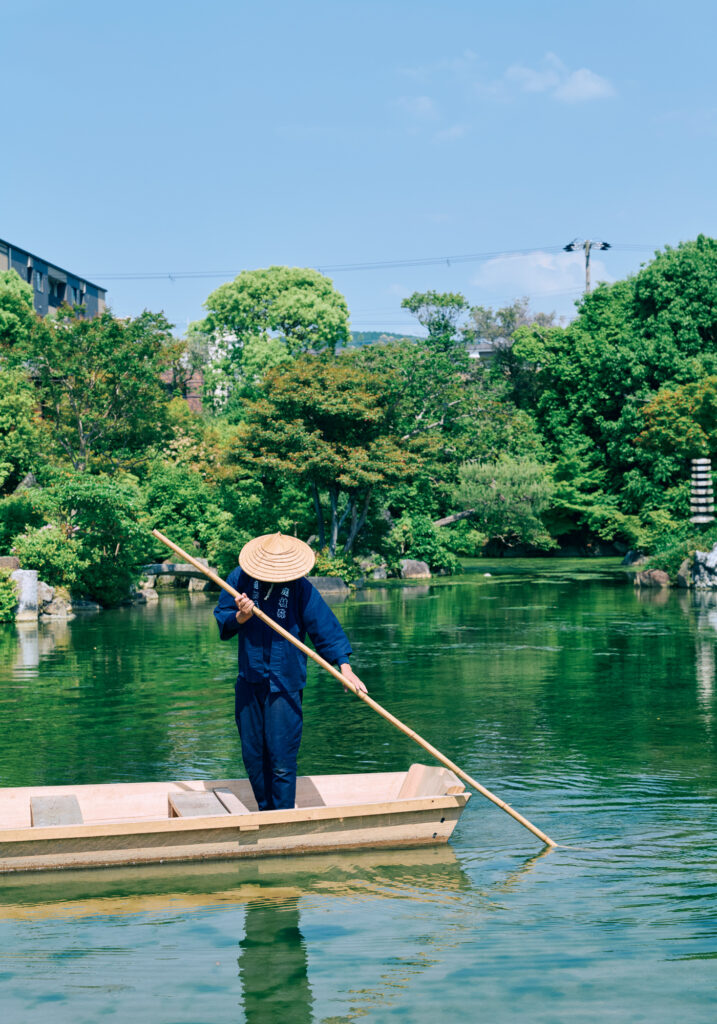 『渉成園』の園内には、水面に映る月影の美しさからその名がついた印月池がある。かつて客人を茶室へと送り届けた和船 (通常非公開) が復元され、乗船の催しが設けられることも。