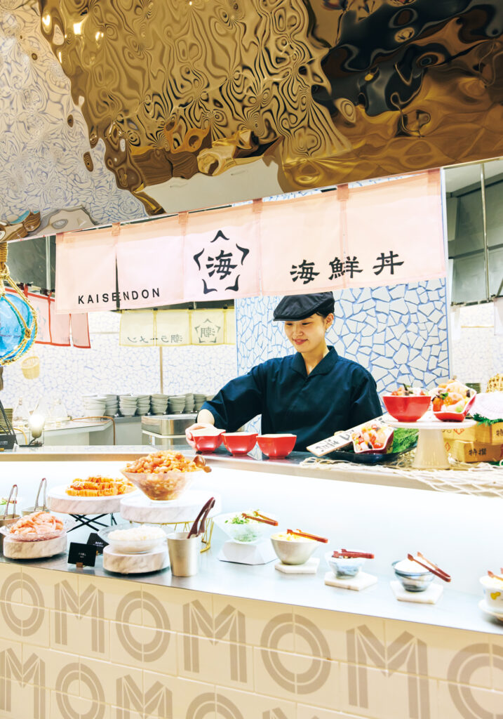 朝食はビュッフェスタイル。函館の観光名所「五稜郭」をイメージした台には、海鮮丼、いかめし、潮ラーメン、寿司、炙り焼きが並ぶ。