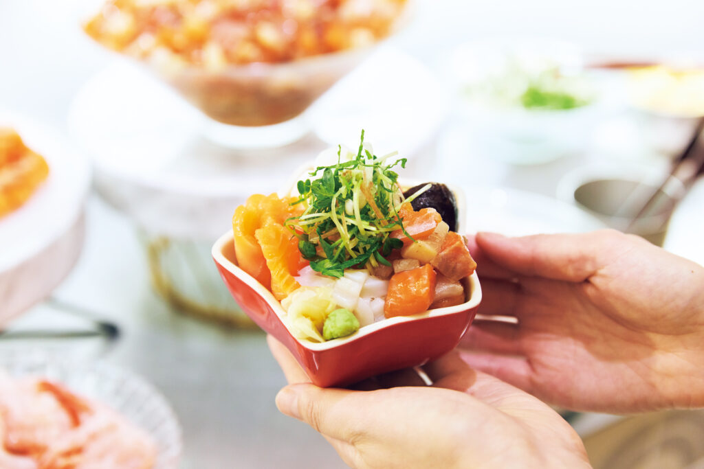 薬味入りの酢飯に好きな海鮮を自由にのせられる、朝食ビュッフェの海鮮丼。サーモン、イカ、イクラなど新鮮な素材をたっぷりと。