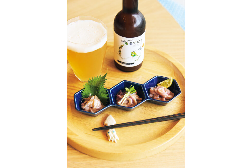 木桶製法による〈小田島水産食品〉の塩辛3種を〈ozigi brewing 函館麦酒醸造所〉の白すだちビールとともに。オリジナルの晩酌セット (￥1,500) 。