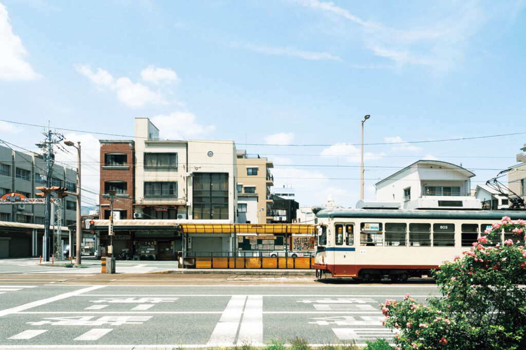 街歩きは市内を走る路面電車「とさでん交通」に乗っての移動もおすすめ。