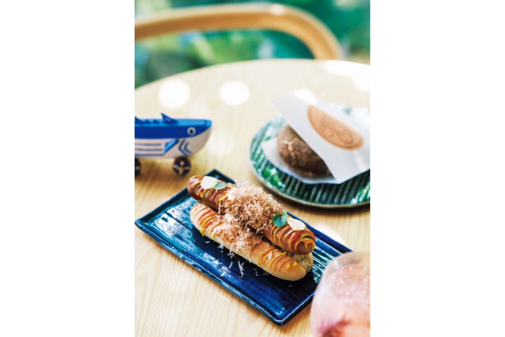 「OMOカフェ&バル」では、カツオを混ぜ込んだソーセージをのせた「カツオドッグ」 (￥850) やみょうがを丸ごと使った「みょうがネード」 (￥650) も。