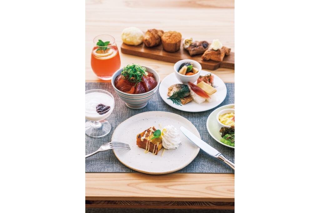 朝食もビュッフェで。ゆずが香る甘酸っぱいフレンチトーストが人気。