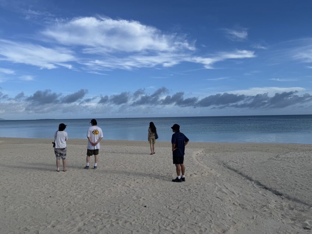 竹富島でのファッション撮影で、早朝に訪れた島の西部に位置するコンドイビーチ。青い空と透き通るような海が広がる、心が整う場所。 竹富島でのファッション撮影で、早朝に訪れた島の西部に位置するコンドイビーチ。青い空と透き通るような海が広がる、心が整う場所。