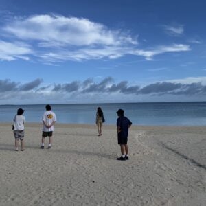 竹富島でのファッション撮影で、早朝に訪れた島の西部に位置するコンドイビーチで撮影チームの皆さんと。青い空と透き通るような海が広がる、心が整う場所。