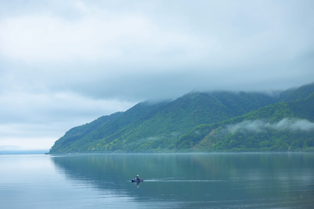 日本最大の湖、琵琶湖。幻想的な風景と、湖の恩恵にあずかる人々の暮らしに触れる、聖なる水辺を歩く旅。