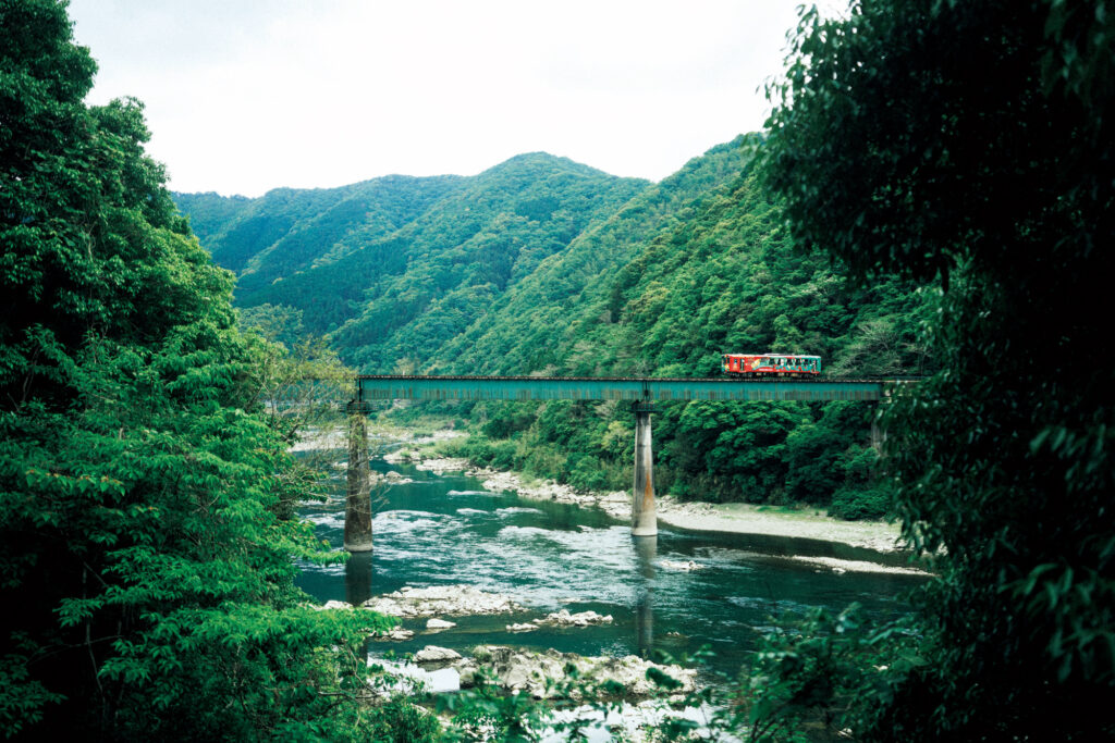 四万十川の絶景や里山の原風景が楽しめる、高知・四万十町から愛媛・宇和島を繋ぐ「予土線」。のんびりと列車に揺られる旅。