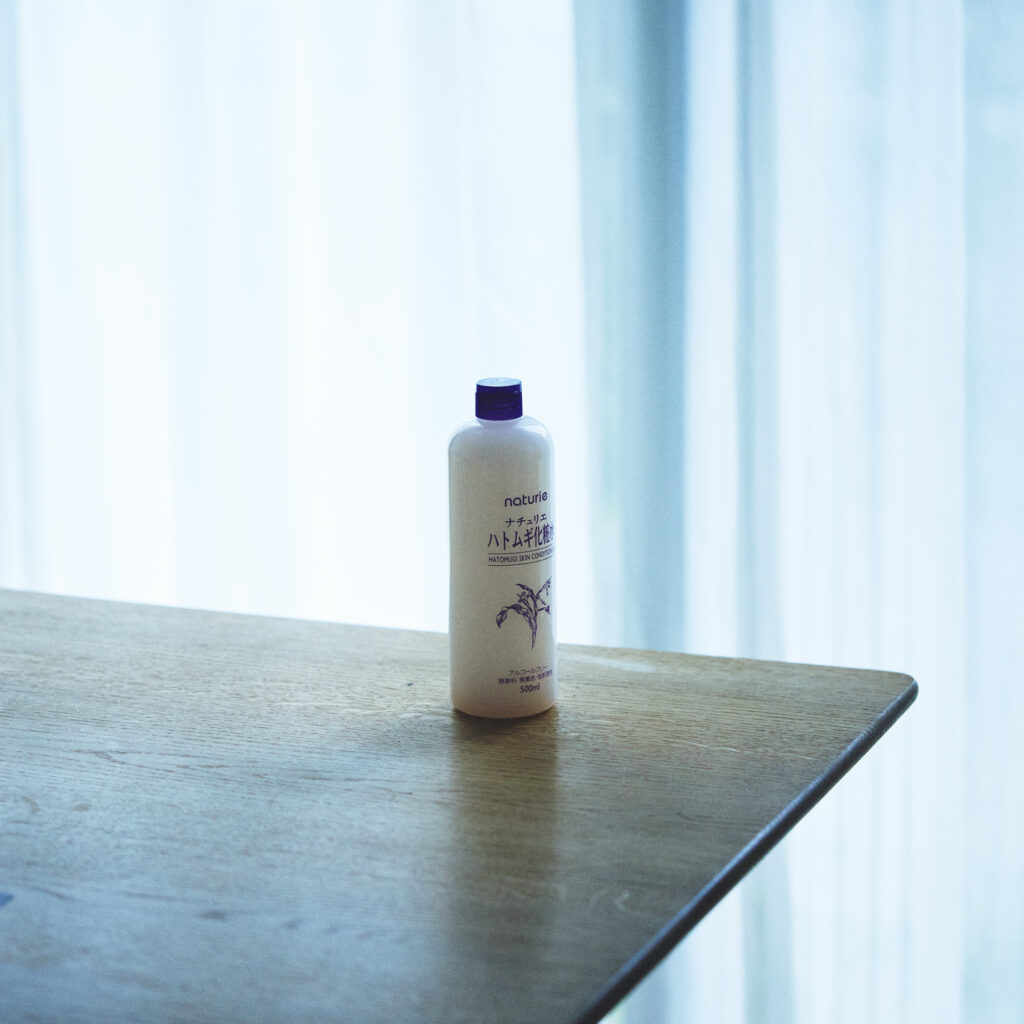 naturie | HATOMUGI SKIN CONDITIONER
アミノ酸を豊富に含んだハトムギエキスを使用。500円玉大3枚分を2~3回に分けてたっぷりとなじませて。プレ化粧水や、3分間パックなどもおすすめ。販売名:ナチュリエ スキンコンディショナー R 500㎖ ¥748*編集部調べ(イミュ 0120−371367)naturie | HATOMUGI SKIN CONDITIONER - naturie | HATOMUGI SKIN CONDITIONER
アミノ酸を豊富に含んだハトムギエキスを使用。500円玉大3枚分を2~3回に分けてたっぷりとなじませて。プレ化粧水や、3分間パックなどもおすすめ。販売名:ナチュリエ スキンコンディショナー R 500㎖ ¥748*編集部調べ(イミュ 0120−371367) naturie | HATOMUGI SKIN CONDITIONER