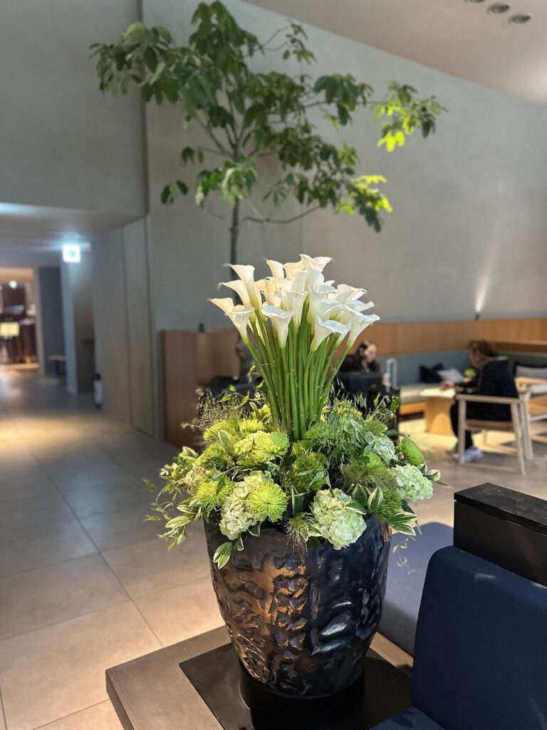 京都の旬の味と、緑溢れるしつらいを楽しむ。 “Stay in the Garden”をテーマに、潤い溢れる庭園を訪れたかのような、上質で心安らぐ宿泊が叶う〈三井ガーデンホテルズ〉。昨夏、京都・三条通にオープンした『三井ガーデンホテル京都三条プレミア』もまた、第一園芸のトップデザイナー・新井光史による生花装飾がロビーラウンジやフロントカウンターなどにあしらわれた、緑豊かな空間となっている。 ホテルステイの醍醐味でもある朝食は、イタリアンダイニング『curd』で。メインプレートにビュッフェが付くスタイルで、京野菜や、併設するチーズラボラトリー『GOOD CHEESE LABORATORY』自慢の丹波の生乳を使ったフレッシュチーズなどを存分に堪能できるのも嬉しい。 空間から食事まで、随所にちりばめられた京のもてなし。観光を思う存分楽しんだ後は、心と体を満たすこの宿で、花と緑に包まれた贅沢なひとときを。