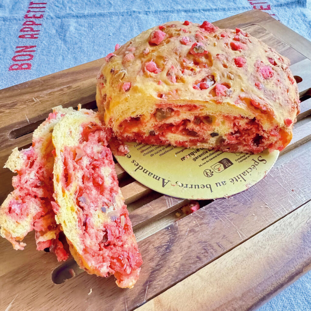『プラリュ』のプラリネ・ブリオッシュ。バター香る甘く柔らかい生地にプラリネを入れて焼き上げたプラリューヌ。【パリジェンヌの4時のおやつ】 - 『プラリュ』のプラリネ・ブリオッシュ。 バター香る甘く柔らかい生地にプラリネを入れて焼き上げたプラリューヌ。【パリジェンヌの4時のおやつ】