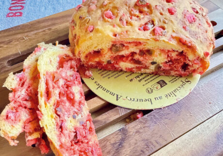 バター香る甘く柔らかい生地にプラリネを入れて焼き上げたプラリューヌ。【パリジェンヌの4時のおやつ】