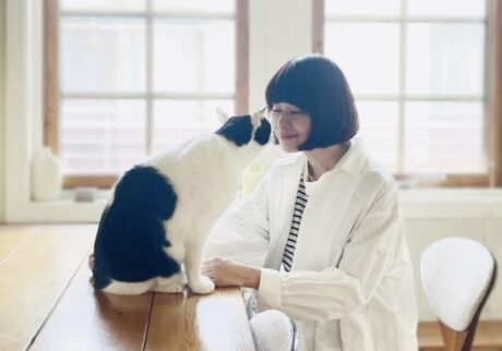マネージャー気取り。【〈LOISIR〉デザイナー・前田敬子による、保護猫・えいたと暮らす日常。 vol.78】保護猫 えいた