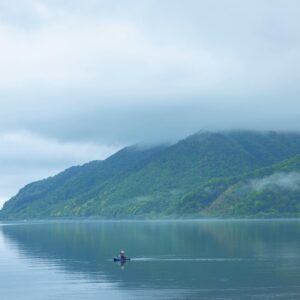 滋賀・奥琵琶湖で聖なる水辺を歩く旅。前編 | 湖の恩恵にあずかる、人々の暮らし。琵琶湖には、鮒寿しになるニゴロブナをはじめ、ビワマス、コアユ、ホンモロコなどの固有種のほか、さまざまな淡水魚が生息している。岸釣りや、船釣りでもボートからSUPまでと、釣りのスタイルもさまざま。