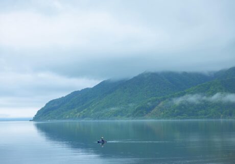滋賀・奥琵琶湖で聖なる水辺を歩く旅。前編 | 湖の恩恵にあずかる、人々の暮らし。琵琶湖には、鮒寿しになるニゴロブナをはじめ、ビワマス、コアユ、ホンモロコなどの固有種のほか、さまざまな淡水魚が生息している。岸釣りや、船釣りでもボートからSUPまでと、釣りのスタイルもさまざま。