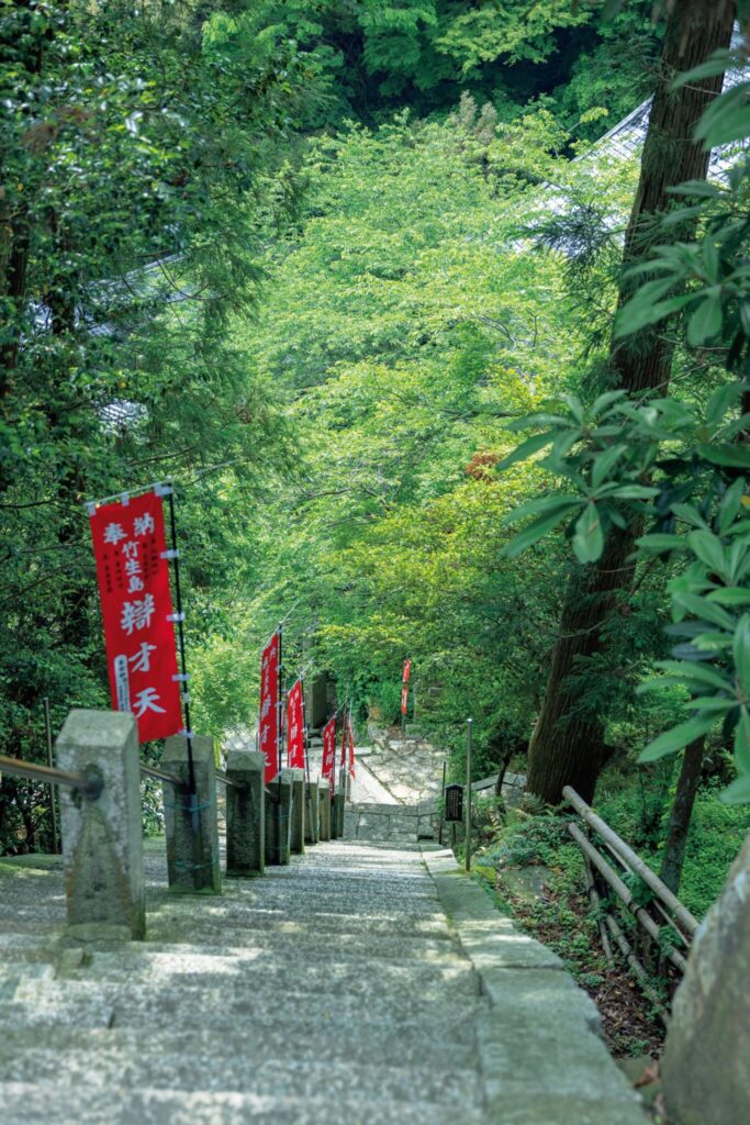 滋賀・奥琵琶湖で聖なる水辺を歩く旅。前編 | 周囲2㎞ほどの小さな島で1時間ほどあれば1周できるが、急峻な地形で階段が多い。