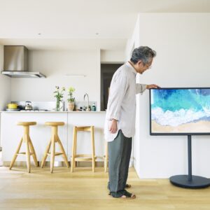 マットなダークグレーが白い空間とも相性抜群。随筆家・麻生要一郎さんの暮らしを自由にする、〈パナソニック〉の「レイアウトフリーテレビ」。